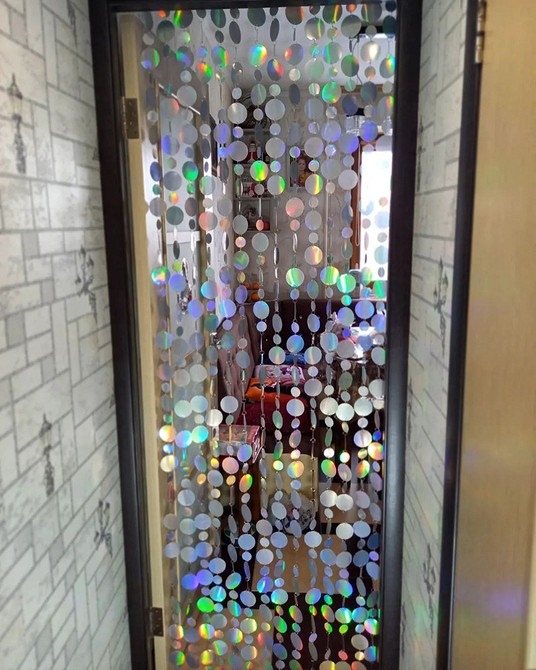 Штори для зонування Сучасна вітальня з зонуванням простору: штори замість дверей в інтер'єрі.