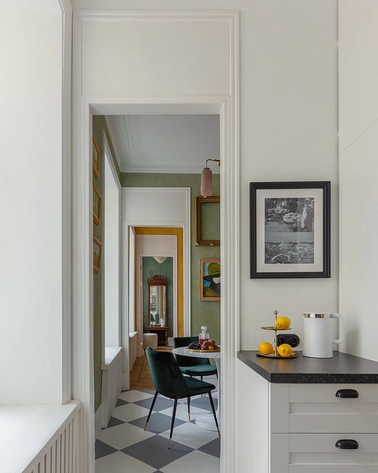 Сучасний дверний отвір Відкритий дверний отвір в сучасній квартирі, альтернатива дверям