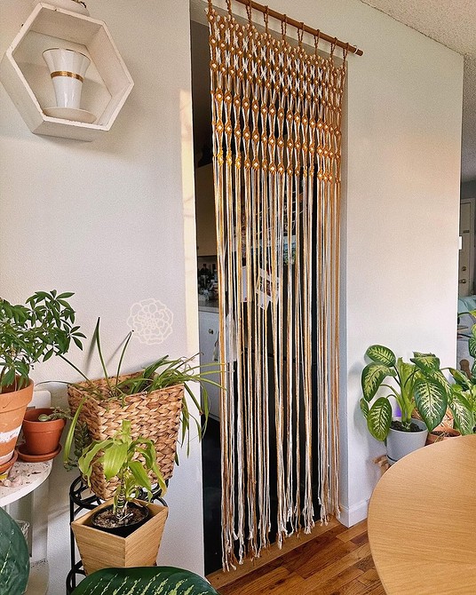 Дерев'яна перегородка Дизайн маленької квартири: дерев'яна перегородка розділяє вітальню від кухні.