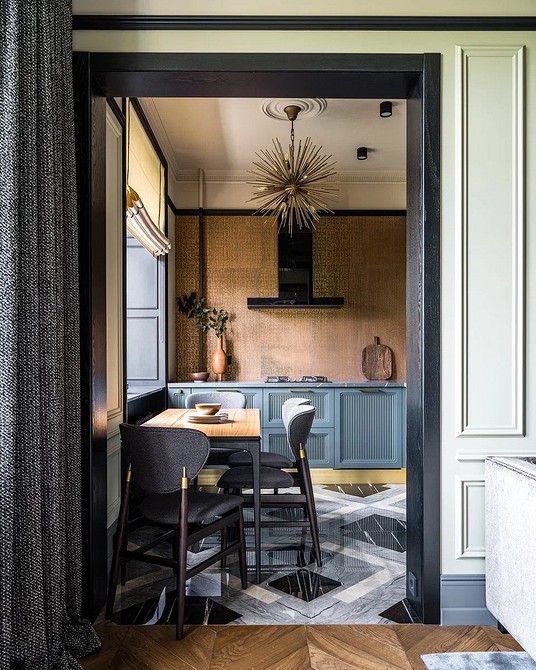 Текстильна штора вхід Замість дверей: текстильна штора з китицями у дверному отворі, богемний стиль.