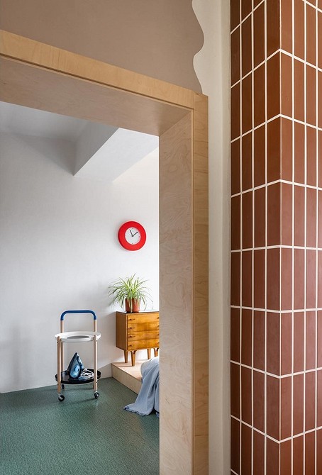 Ниткові штори вхід Замість дверей: декоративні нитки-штори у дверному отворі, легкий та повітряний дизайн.