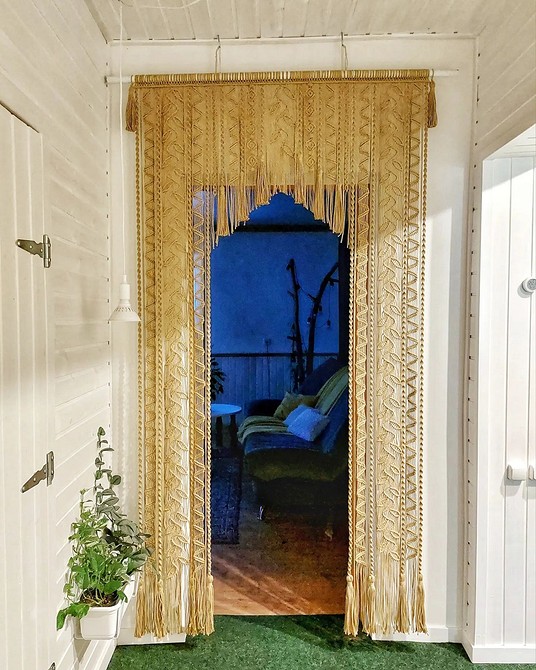 Декор отвору Невеликий отвір між кімнатами оформлений декоративними елементами.