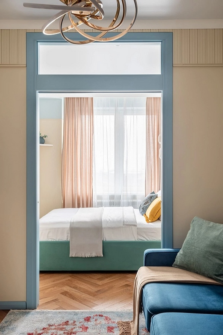 Розсувні перегородки 2026 тренд Розсувні перегородки у вітальні: сучасний дизайн з чорними рамами, зонування простору.