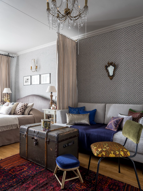 Бамбукова шторка в спальні Затишна спальня з бамбуковою шторкою замість дверей