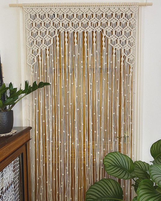 Кухня без дверей Відкрите планування кухні та вітальні: відсутність дверей, легкість простору.