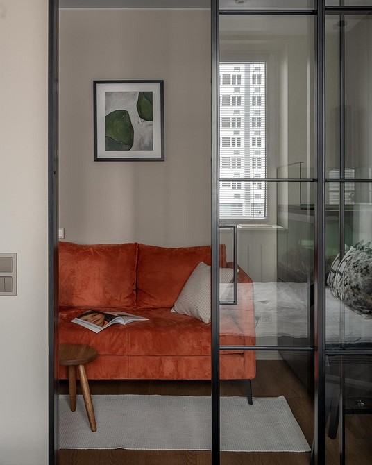 Відкрите планування Відкрите планування кухні та вітальні з широким дверним отвором без дверей.