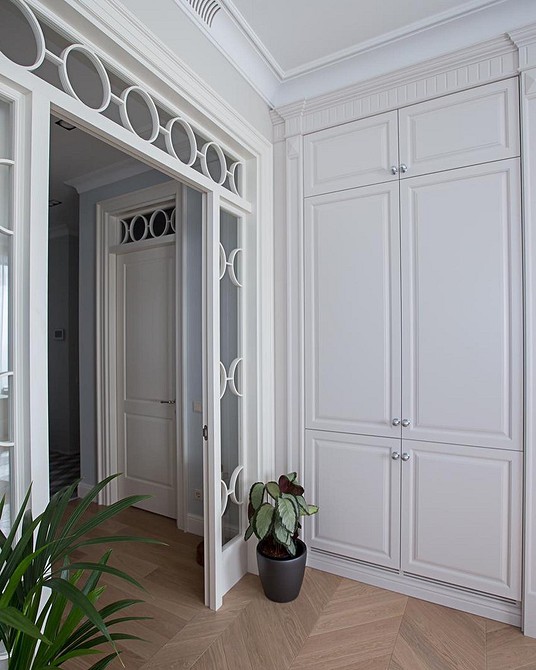 Ліпнина замість дверей Чим замінити двері: дверний отвір, оформлений гіпсовою ліпниною, класичний стиль інтер'єру.