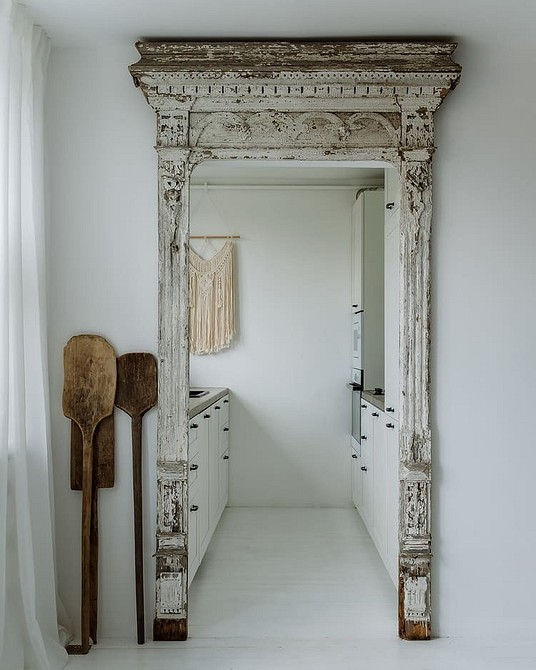 Кімнатна рослина замість дверей Альтернатива дверям: висока кімнатна рослина у горщику біля дверного отвору, еко-дизайн.