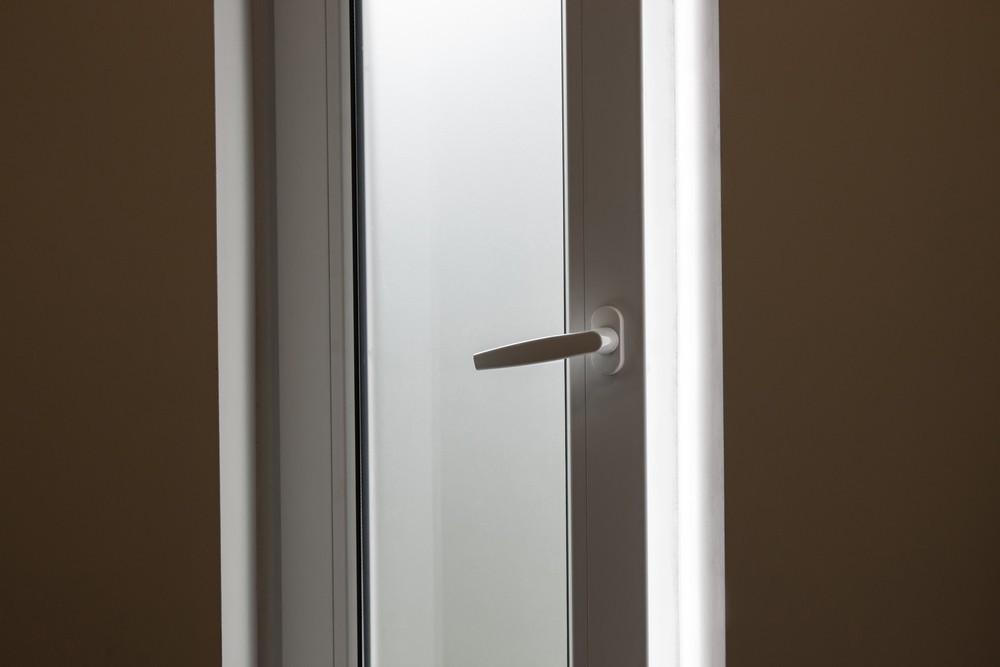 Декоративна плівка Вікно з декоративною плівкою, що покращує приватність та додає стилю інтер'єру.