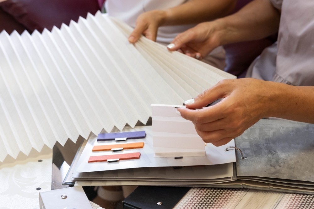 Вибір плівки Варіанти плівок для вікон: дзеркальна, матова, тонована для захисту від сонця та приватності.