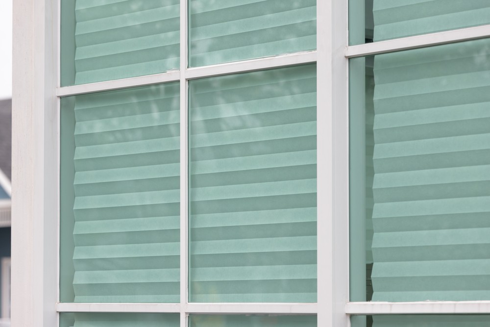 Приватність першого поверху Плівка на вікнах першого поверху, що захищає від сторонніх поглядів з вулиці.