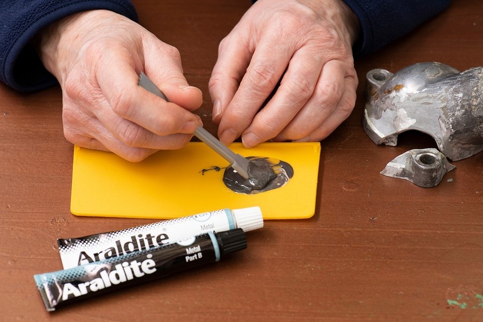 Швидкий та простий ремонт Холодне зварювання: практичний приклад використання для швидкого ремонту.