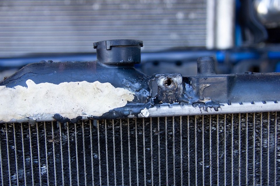 Надійне з'єднання деталей Холодне зварювання: результат з'єднання двох металевих деталей, міцний шов.