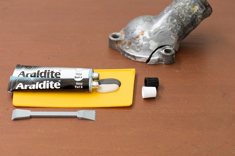 Ефективний ремонт металу Приклад використання холодного зварювання для ремонту металу, епоксидна смола 2026.