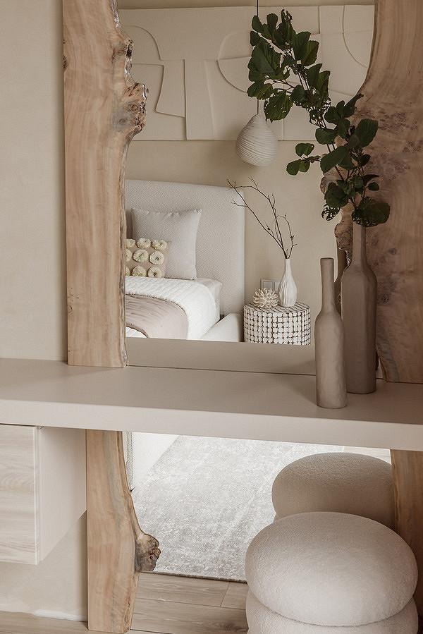 Стільниця з дерева Елегантна стільниця з необробленого слебу дерева в дизайні інтер'єру 2026.