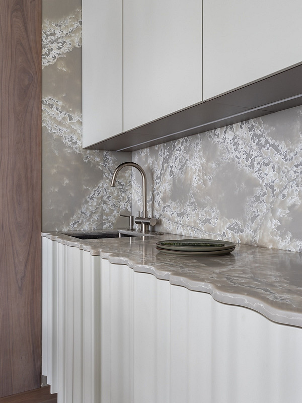 Слеб у вітальні Інтер'єр вітальні з використанням слебу дерева як елементу декору 2026.