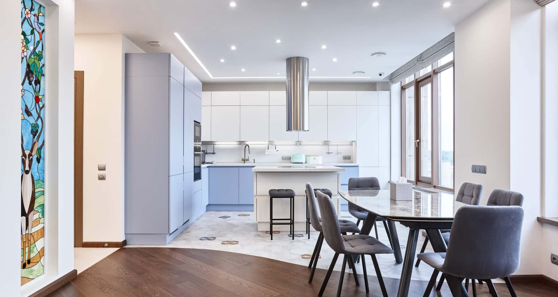 Сімейний інтер'єр Дизайн 4-кімнатної квартири для сім'ї з дітьми: функціональний та безпечний інтер'єр.