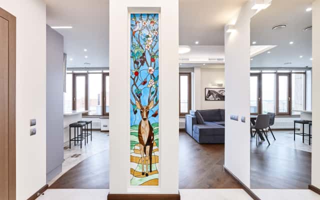 Вітальня з каміном Дизайн 4-кімнатної квартири: елегантна вітальня з каміном та зручними диванами.