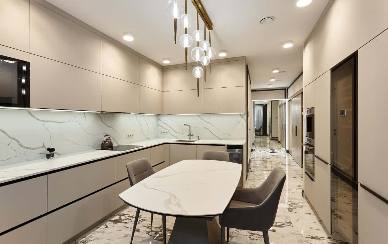 Затишна спальня Затишна спальня в 4-кімнатній квартирі з м'яким освітленням та комфортним ліжком