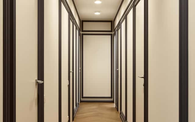 Дитяча кімната Дизайн дитячої кімнати в 4-кімнатній квартирі з яскравими кольорами та ігровою зоною