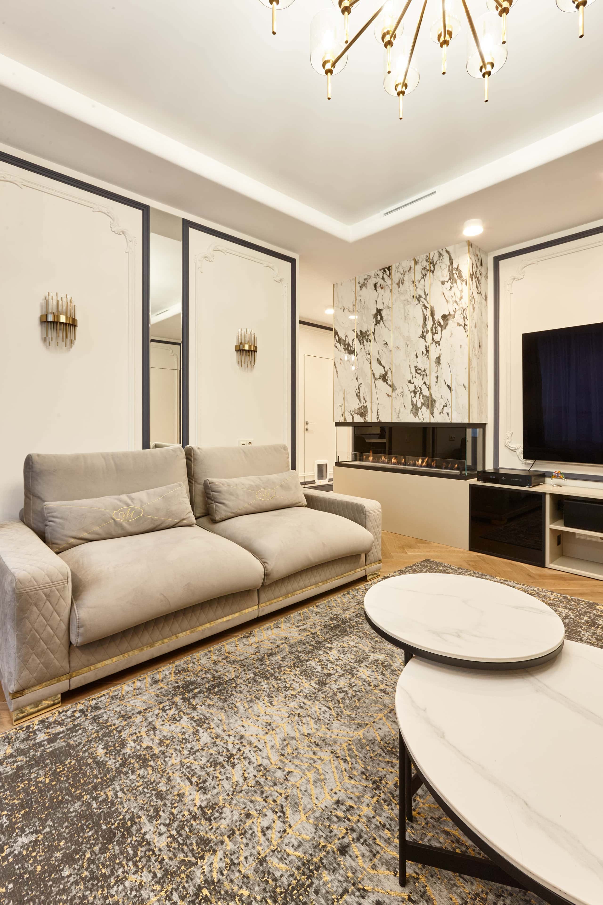 Кухня з баром Дизайн 4-кімнатної квартири з великою кухнею-вітальнею та барною стійкою.