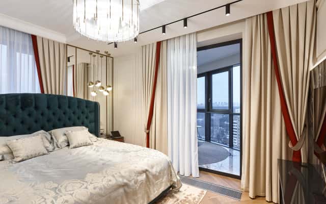 Дизайн кухні-вітальні Сучасний дизайн 4-кімнатної квартири з кухнею-вітальнею та великими вікнами.