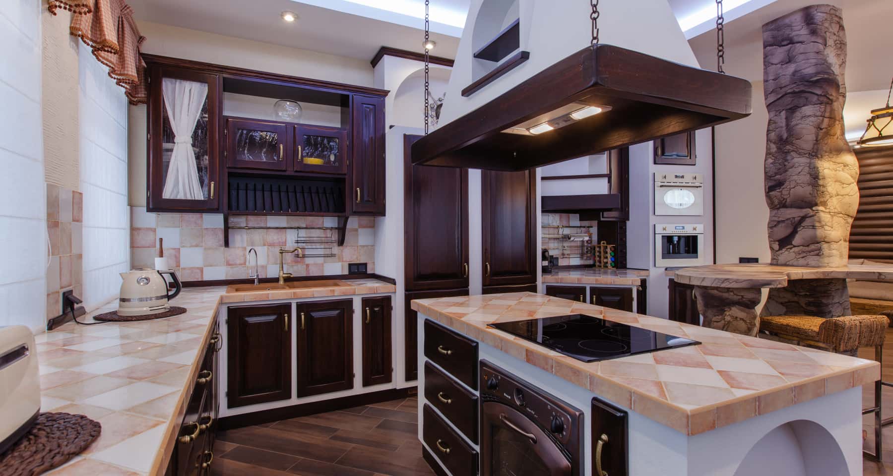 Темна ванна розкіш Дизайн ванної кімнати в темних тонах з використанням темного мармуру та золотих акцентів