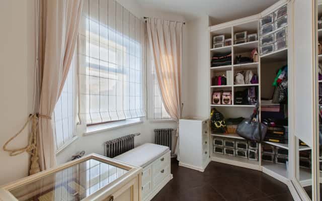 Шале: Темна елегантність Елегантний інтер'єр шале в темних тонах з каміном і шкіряними меблями