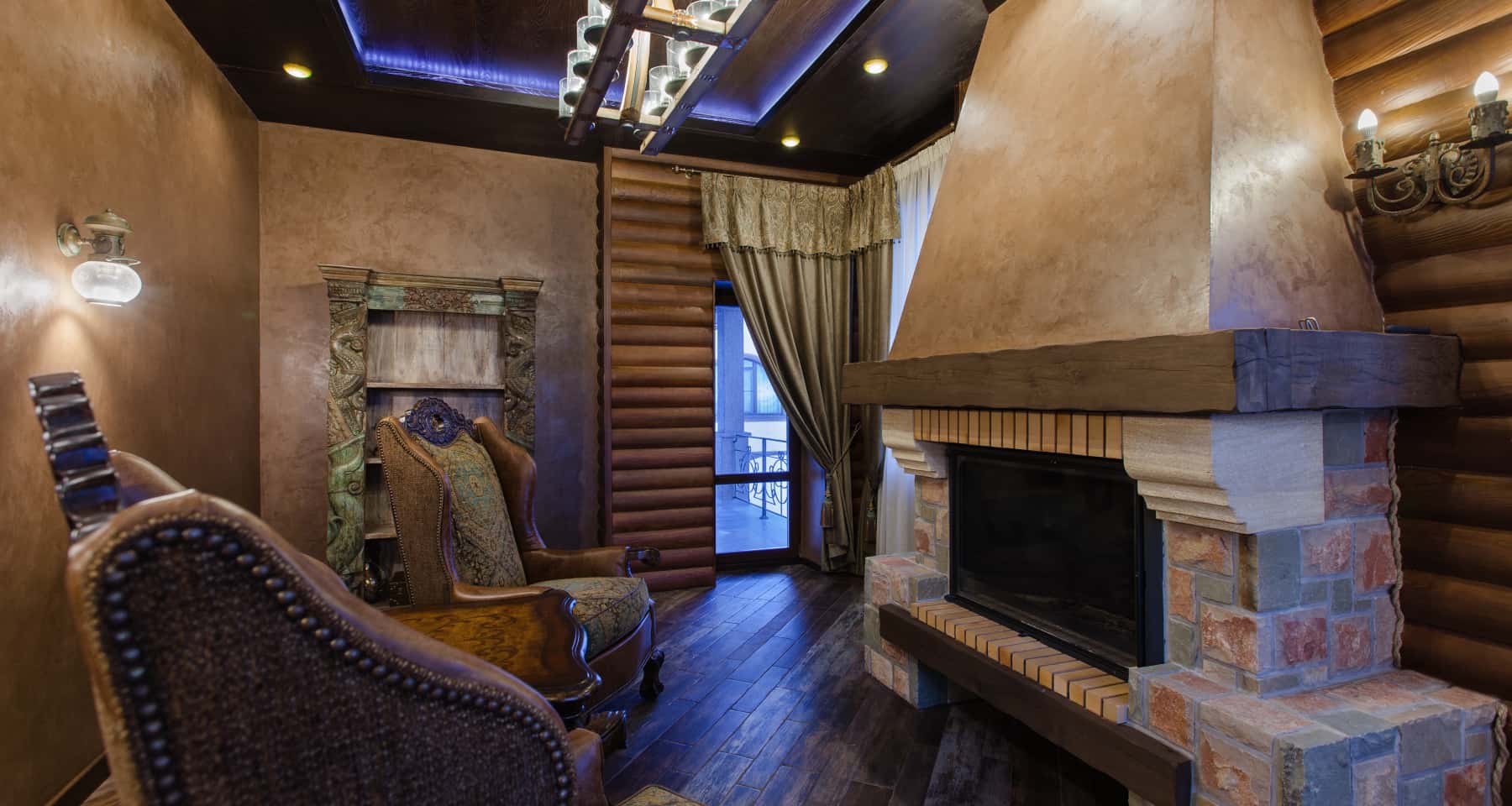 Темний хол: Елегантний вхід Інтер'єр холу в темних тонах з дзеркалами та декоративним освітленням