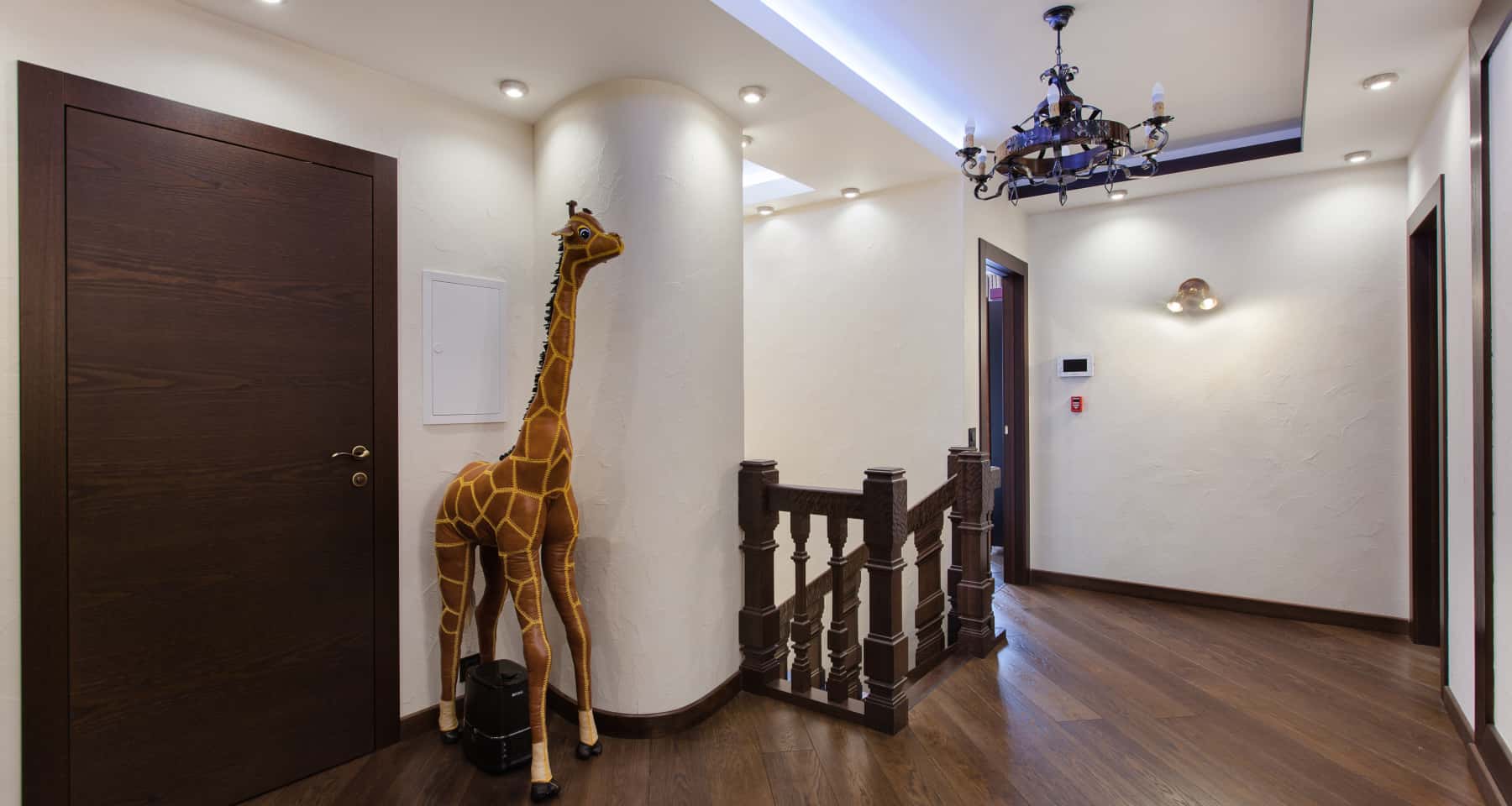 Темний мінімалізм Сучасний інтер'єр у темних тонах з використанням дерева та металу