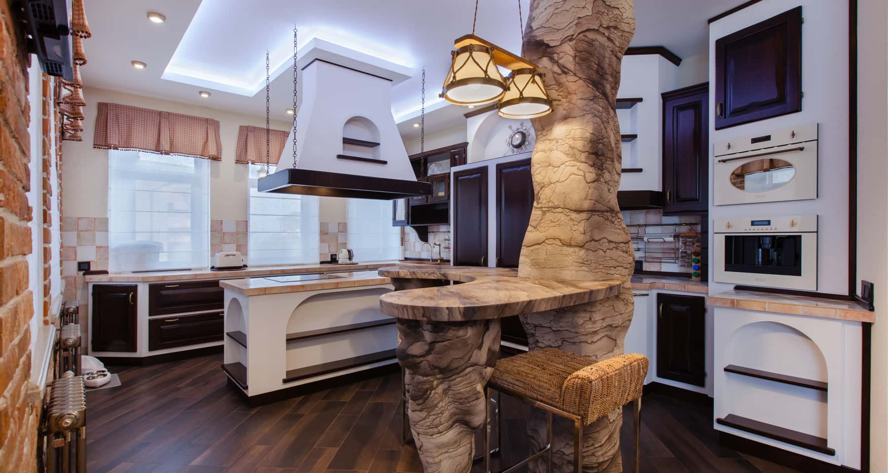 Темний кабінет натхнення Кабінет в темних тонах з бібліотекою та столом з темного дерева