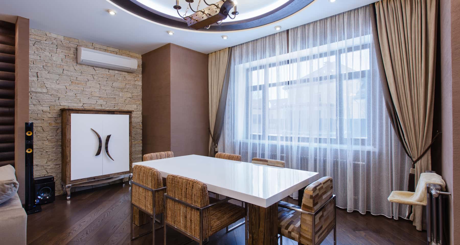 Темна спальня релакс Спальня в темних тонах з м'яким освітленням і темними дерев'яними панелями