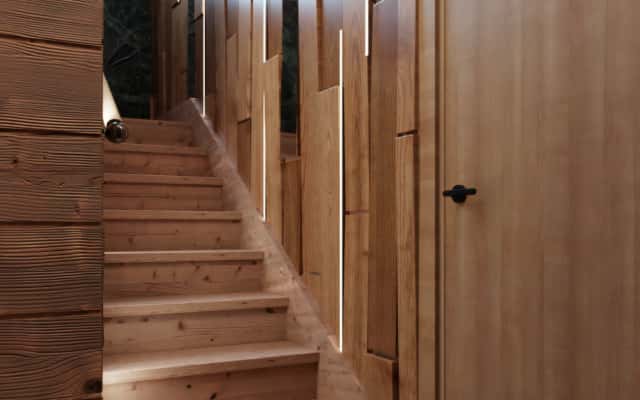 Кабінет в темряві Темний кабінет з дерев'яними панелями та антикварними деталями