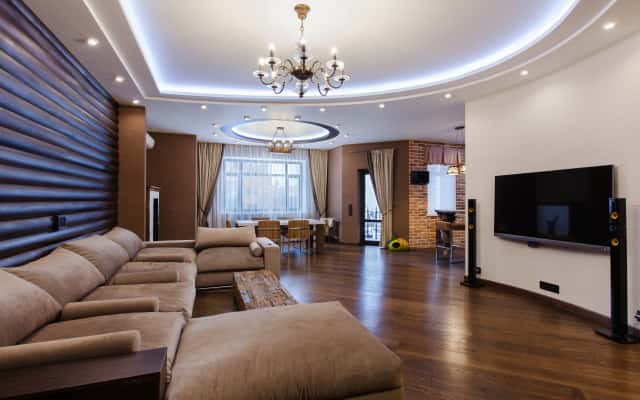 Темний робочий простір Робочий кабінет в темних тонах з великим письмовим столом