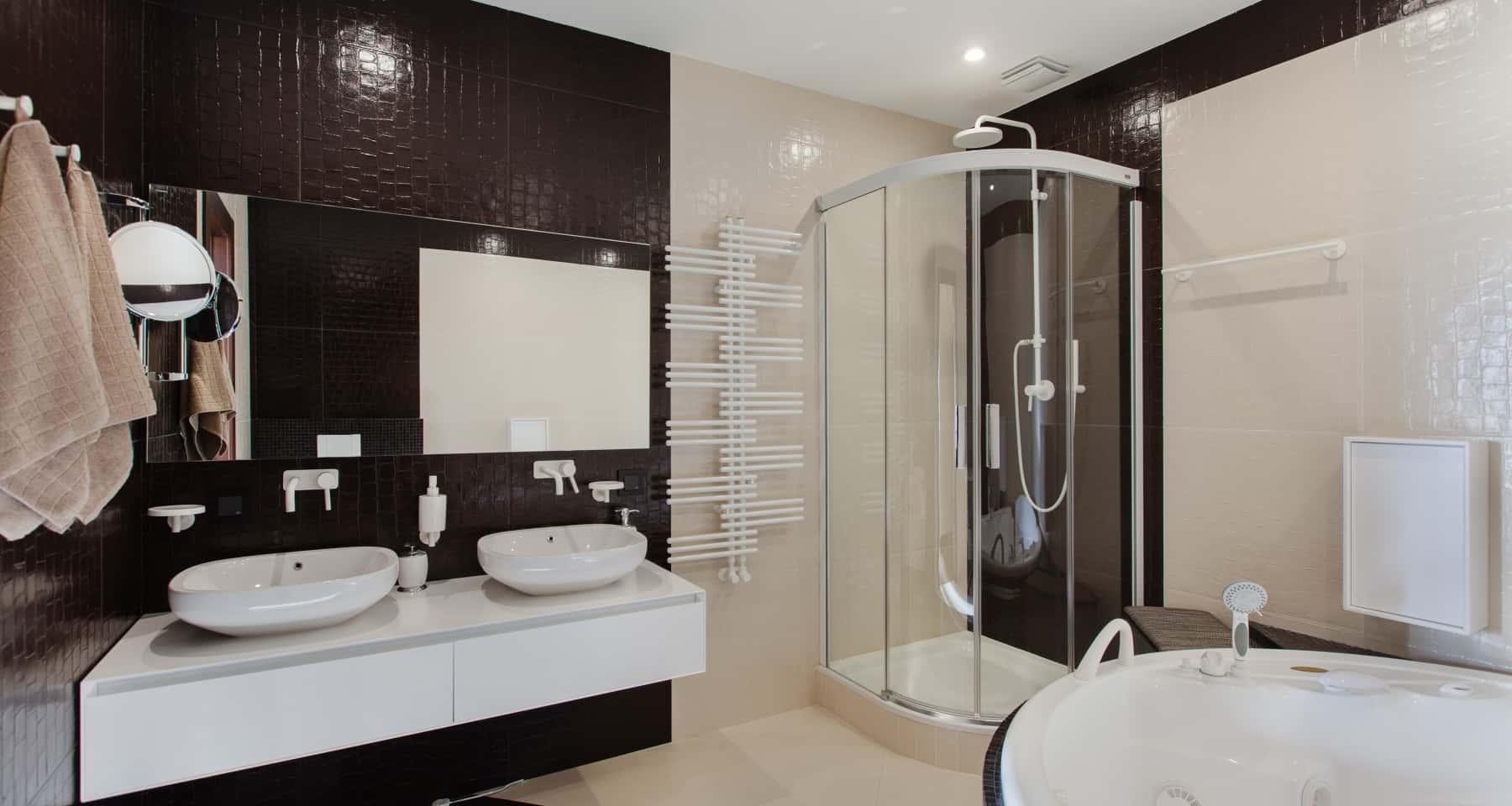 Шале в темряві Інтер'єр шале в темних тонах з каміном і дерев'яними балками