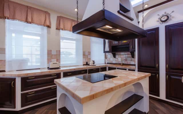 Темна елегантність їдальні Стильний дизайн їдальні в темних тонах з великим дерев'яним столом