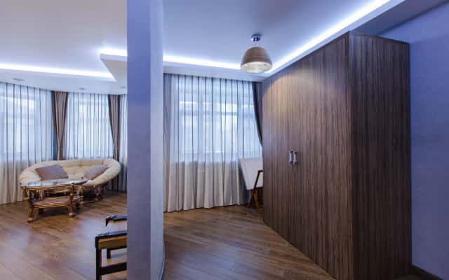 Темна вітальня мрії Вишуканий дизайн вітальні в темних тонах з використанням темного дерева