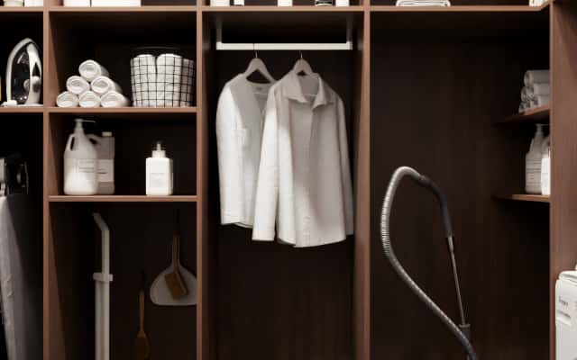 Темне дерево і шкіра Дизайн інтер'єру з темним деревом, шкіряними меблями та сучасним освітленням.