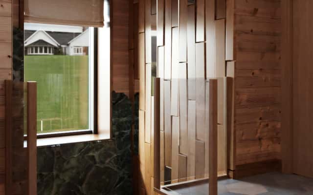 Світло в темряві Деталі інтер'єру: світильник в темній кімнаті