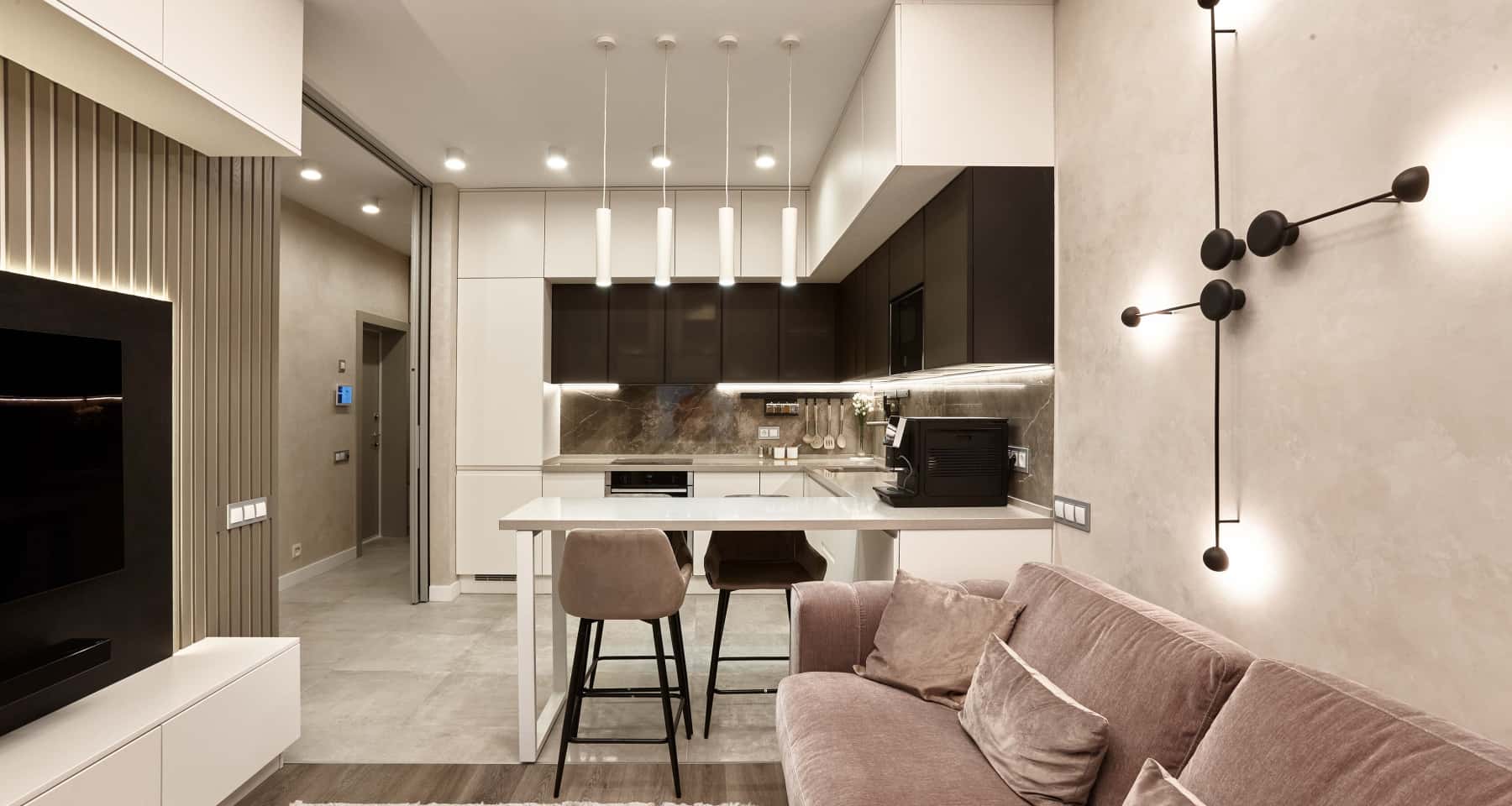 Дизайн двокімнатної квартири в сучасному стилі з панорамними вікнами і видом на місто