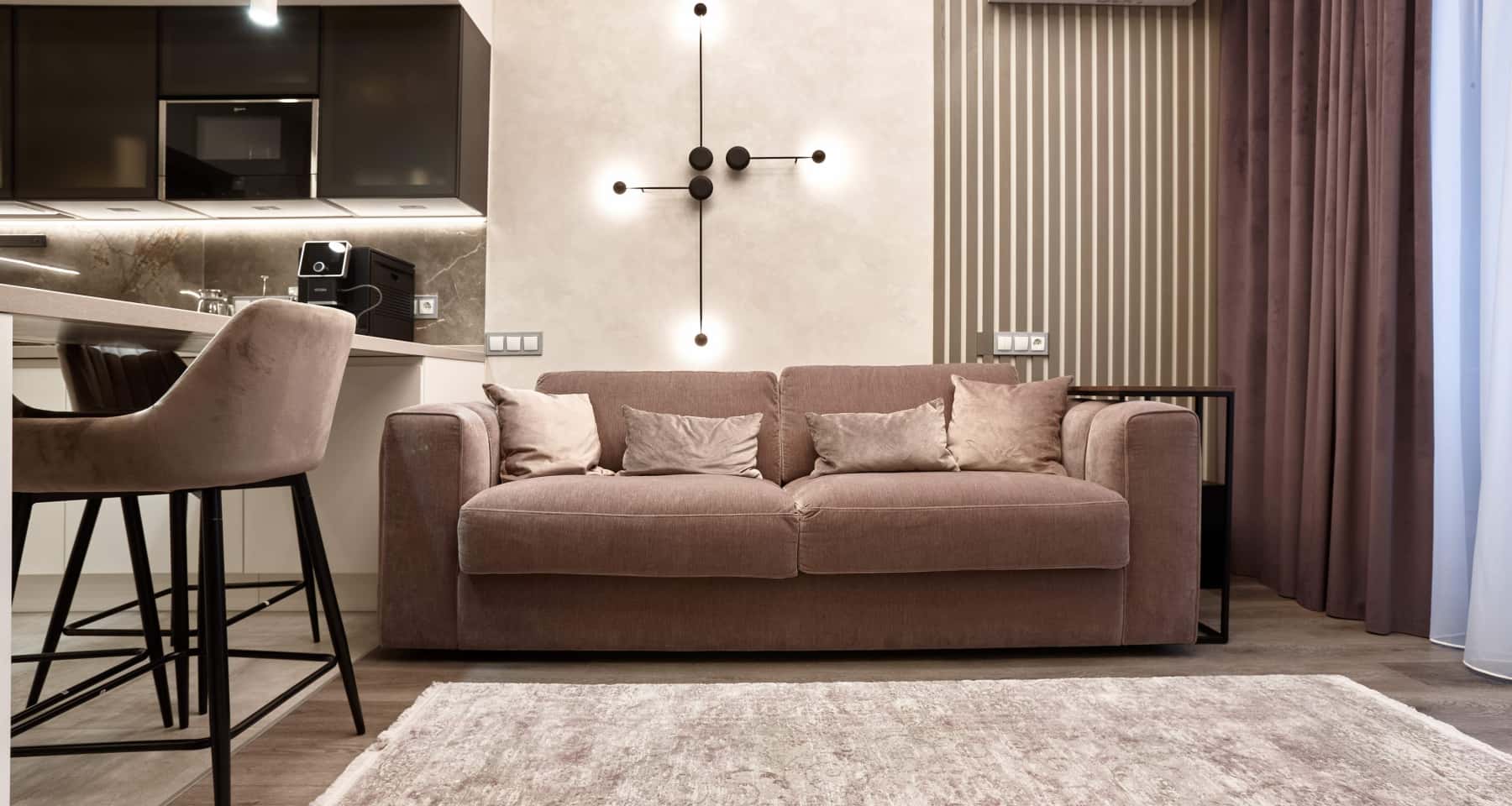 Інтер'єр двокімнатної квартири в світлих тонах з дерев'яними елементами.