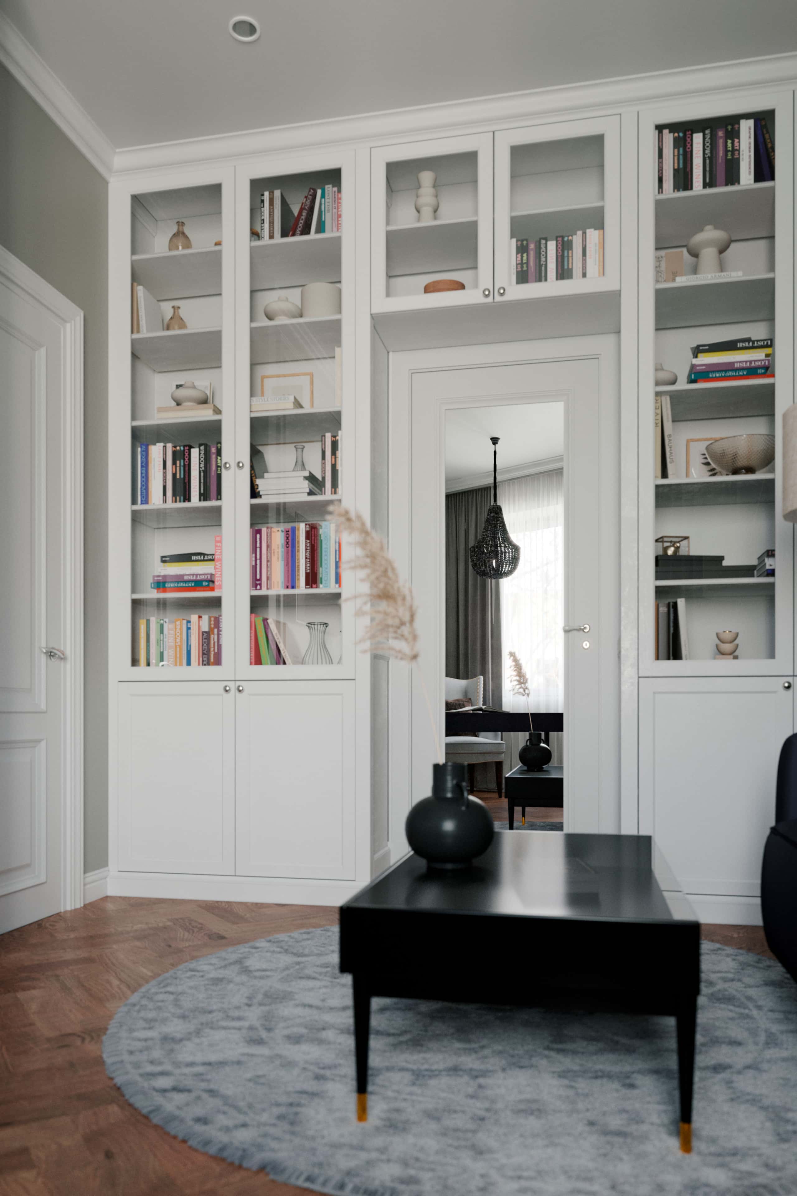 Книжковий кабінет Стильний дизайн домашнього кабінету в маленькій квартирі з полицями для книг 2026