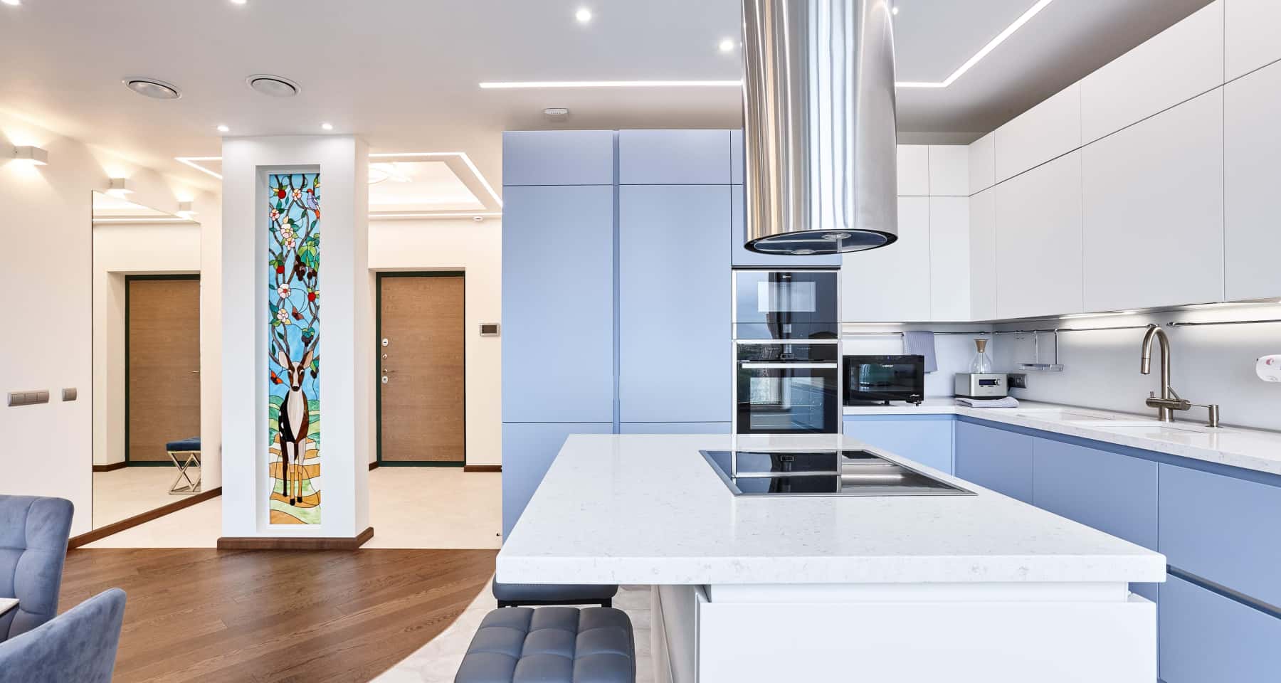 Ніші в стелі з гіпсокартону Стеля з гіпсокартону в спальні з нішами для освітлення та декоративних елементів