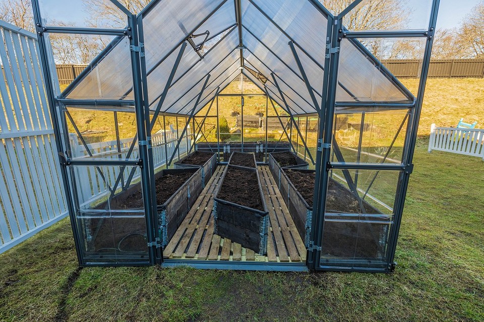 Доріжки для високих грядок Варіанти доріжок в теплиці для високих грядок, оптимальне використання простору.