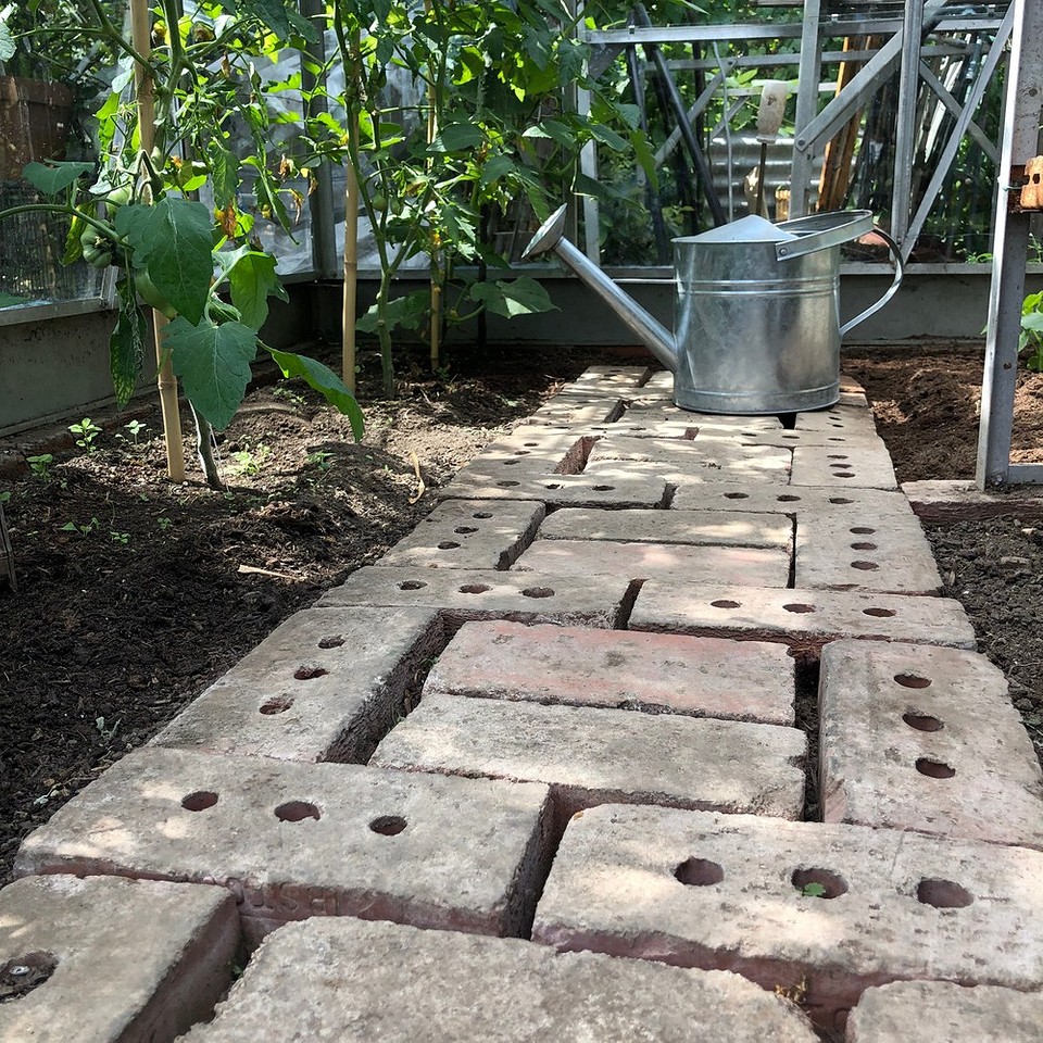 Зручні доріжки в теплиці Доріжки в теплиці з різних матеріалів, організація простору та зручність догляду за рослинами.