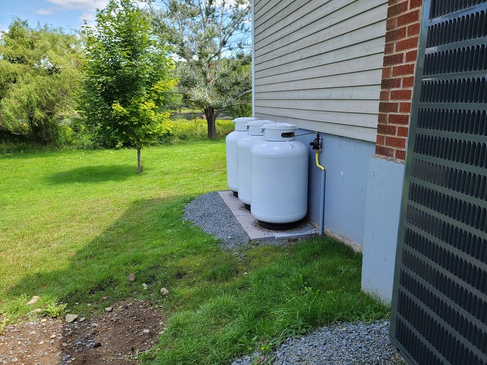 Опалення без газу Автономне газопостачання 2026: сучасний газгольдер на ділянці приватного будинку