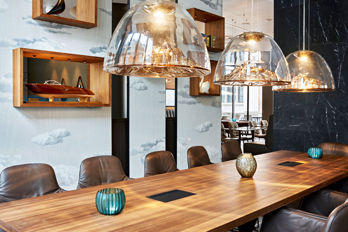 Трекові світильники: затишок 2026 Сучасний інтер'єр з трековими світильниками, що створюють затишне регульоване освітлення в кімнаті.