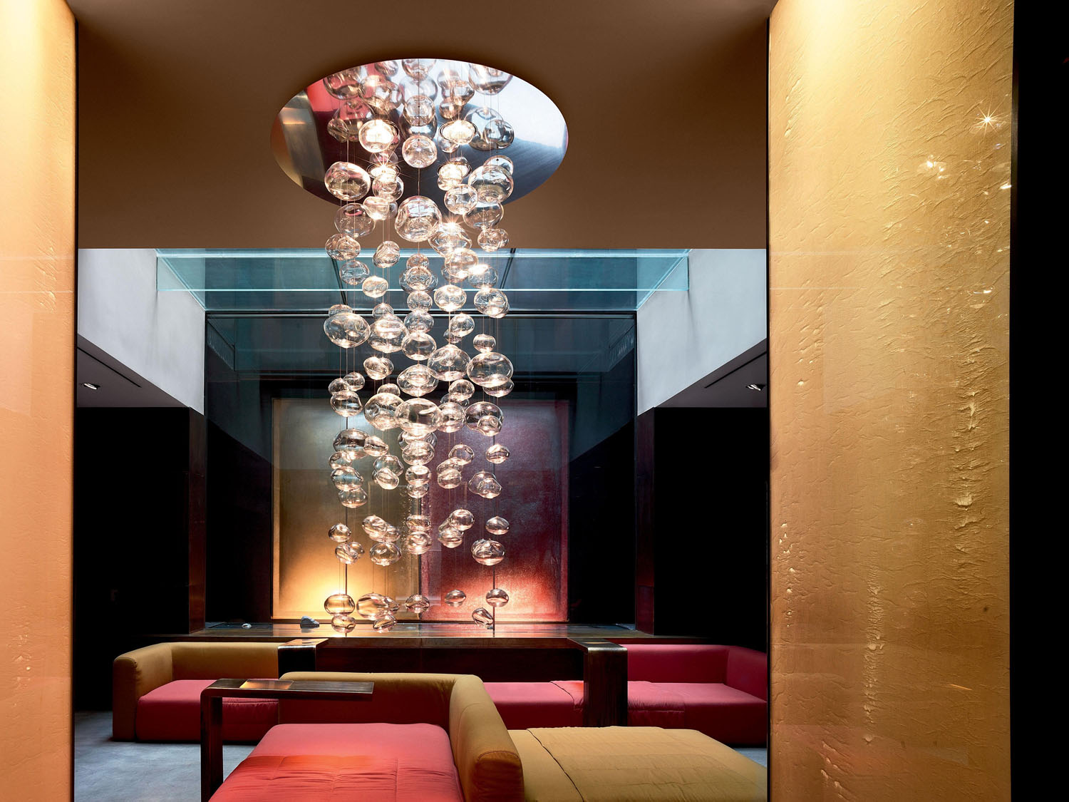 Регульоване світло: ваш комфорт Регульоване освітлення у вітальні, що дозволяє створити затишну атмосферу в домі.