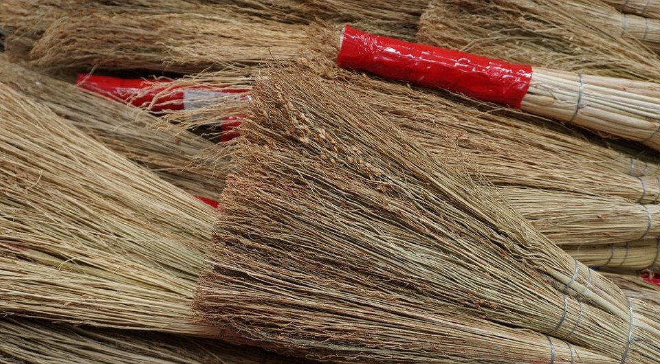 Віник з сорго: матеріали Матеріали для виготовлення віника з сорго своїми руками вдома.