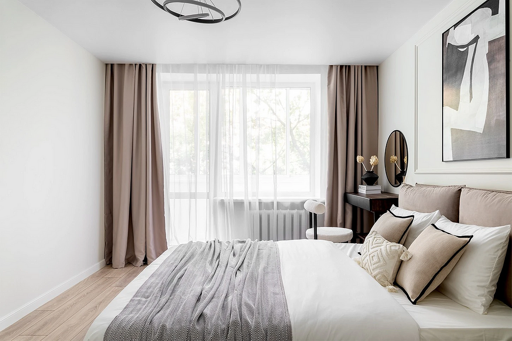 Вітальня з телевізором Вітальня з диваном та телевізором для фотографій квартири для продажу